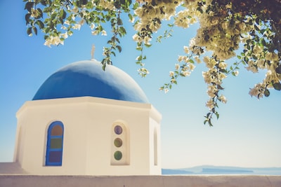 Why the Prominent Attractions of Greece are painted in blue and white?