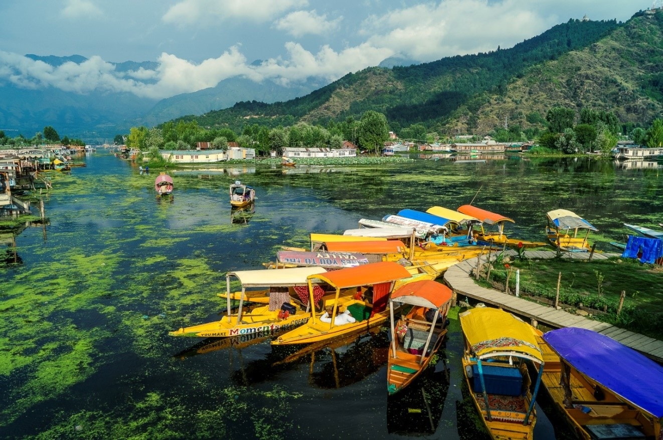 Which of the following lakes are located in Jammu & Kashmir?