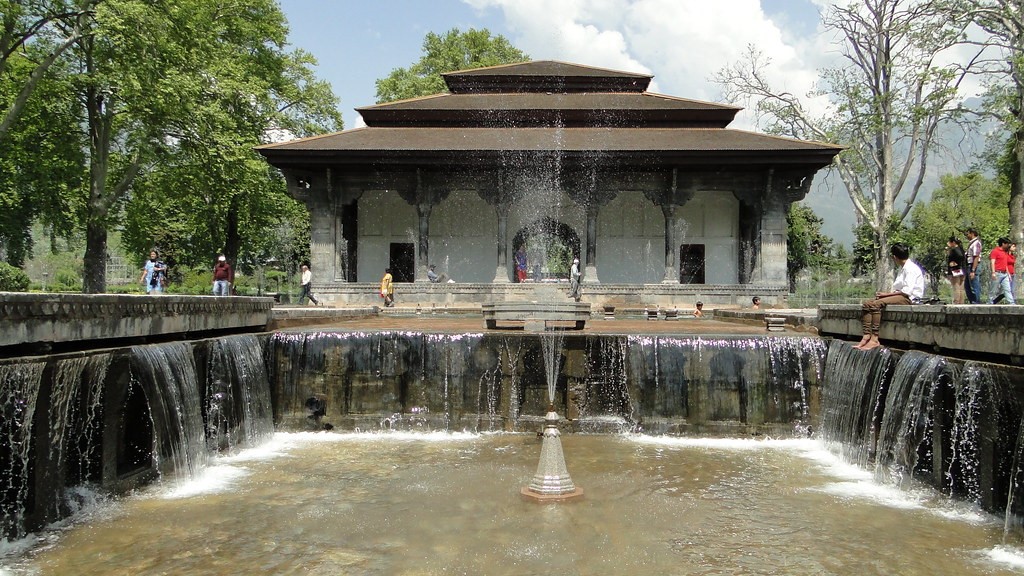 The Shalimar Bagh in Kashmir was built by which Mughal ruler?