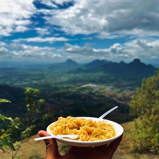 The best view with the best food… Who else is craving this now?By @lostinwanderlust_21 #trekking #mountains #veenaworld