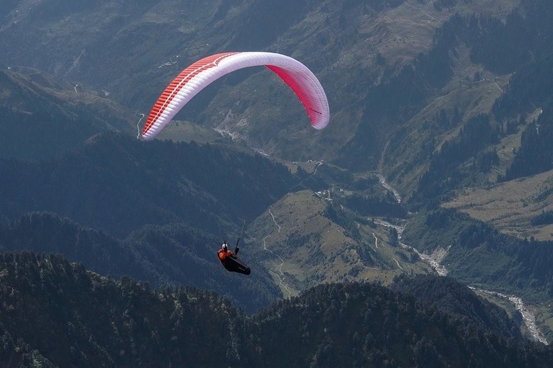 Best Places To Do Paragliding In India Veena World