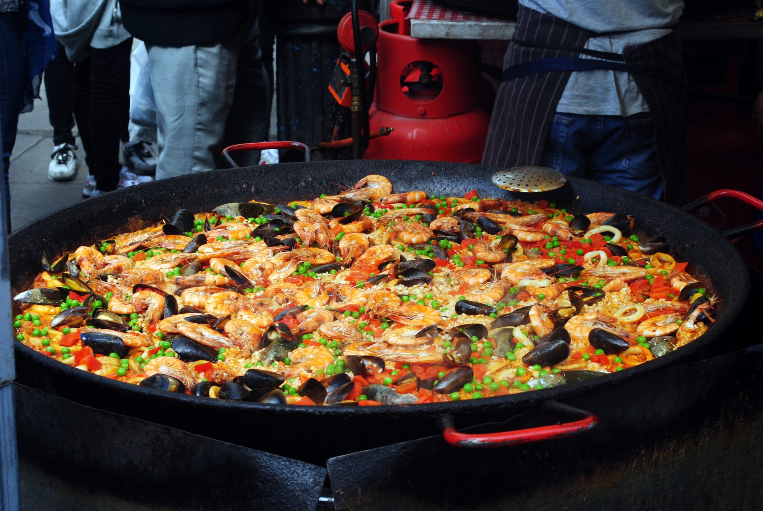 Widely acclaimed as the most popular Spanish dish, it combines saffron-flavoured rice with a wide array of additional ingredients, such as seafood, vegetables, or meat. Always served in a pan, this Spanish classic can be found everywhere in the country, in an endless number of combinations. 