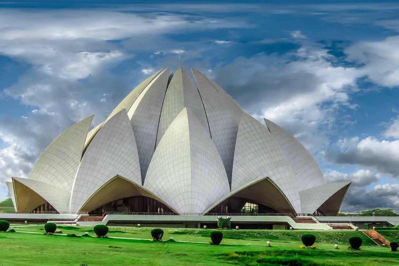 Lotus Temple in Delhi: Architecture, Timing, Ticket Price, and History