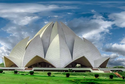 Lotus Temple in Delhi: Architecture, Timing, Ticket Price, and History