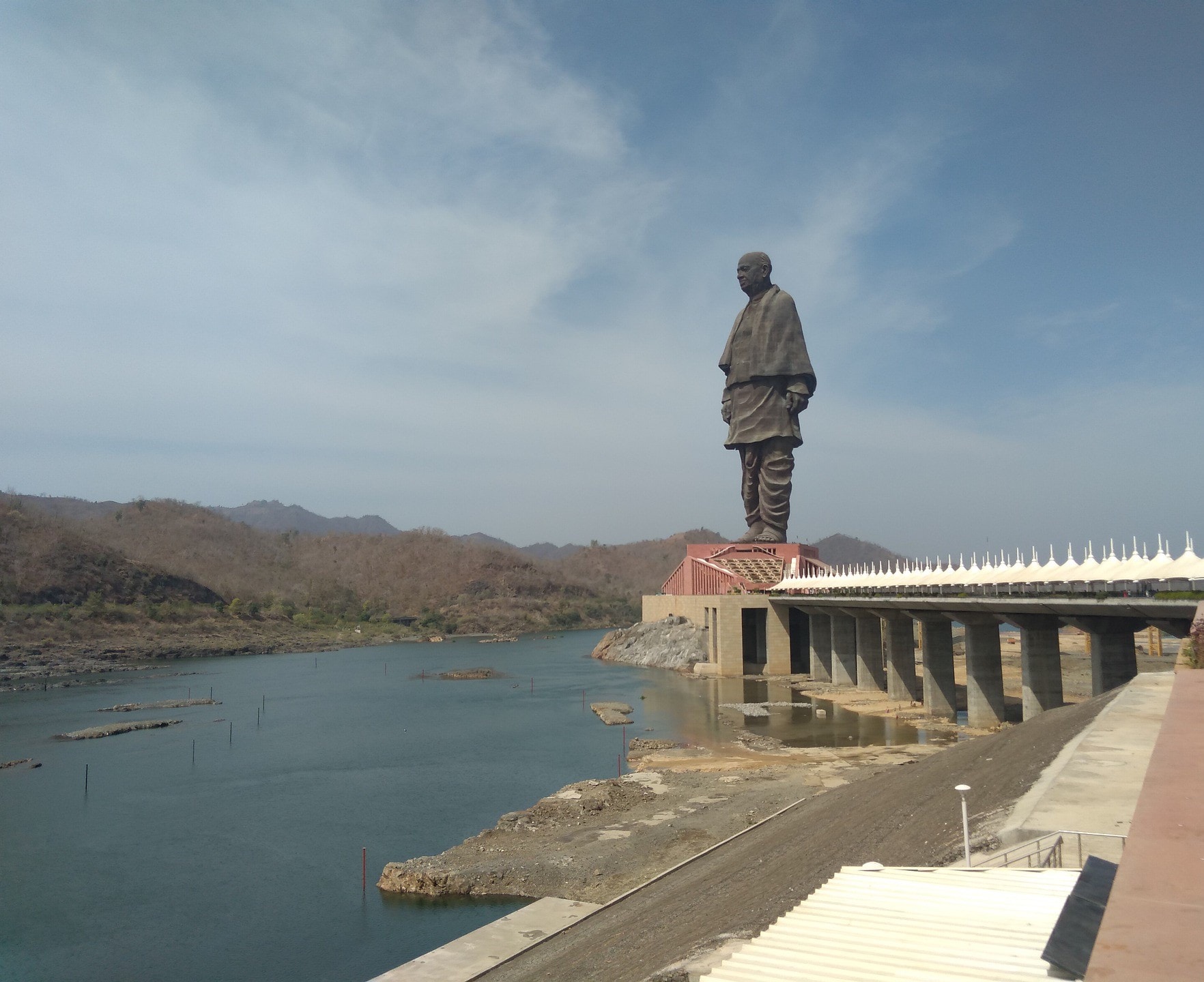 By the banks of which Indian river is the tallest statue in the world located?