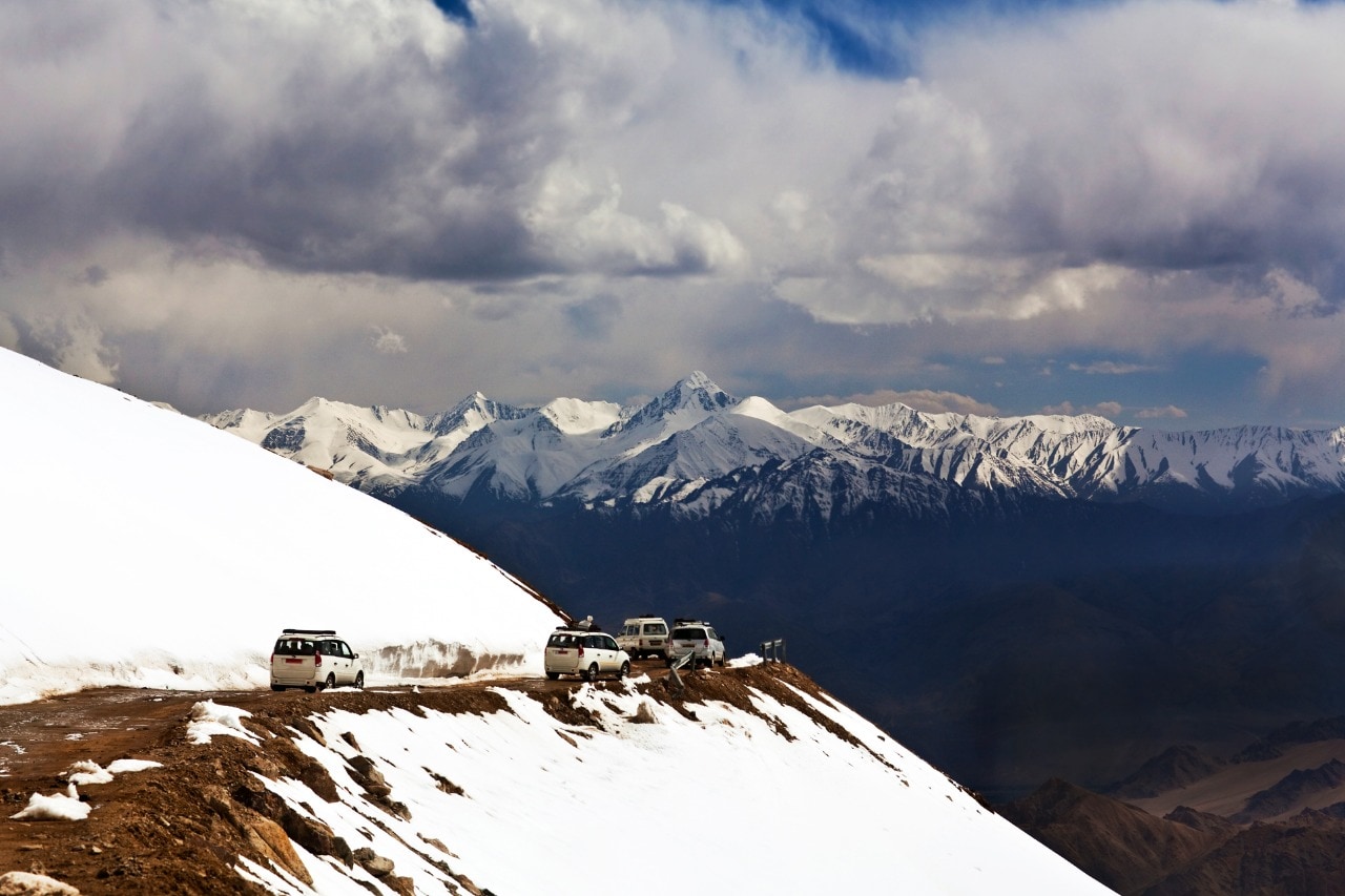 What is the height of the Khardungla pass