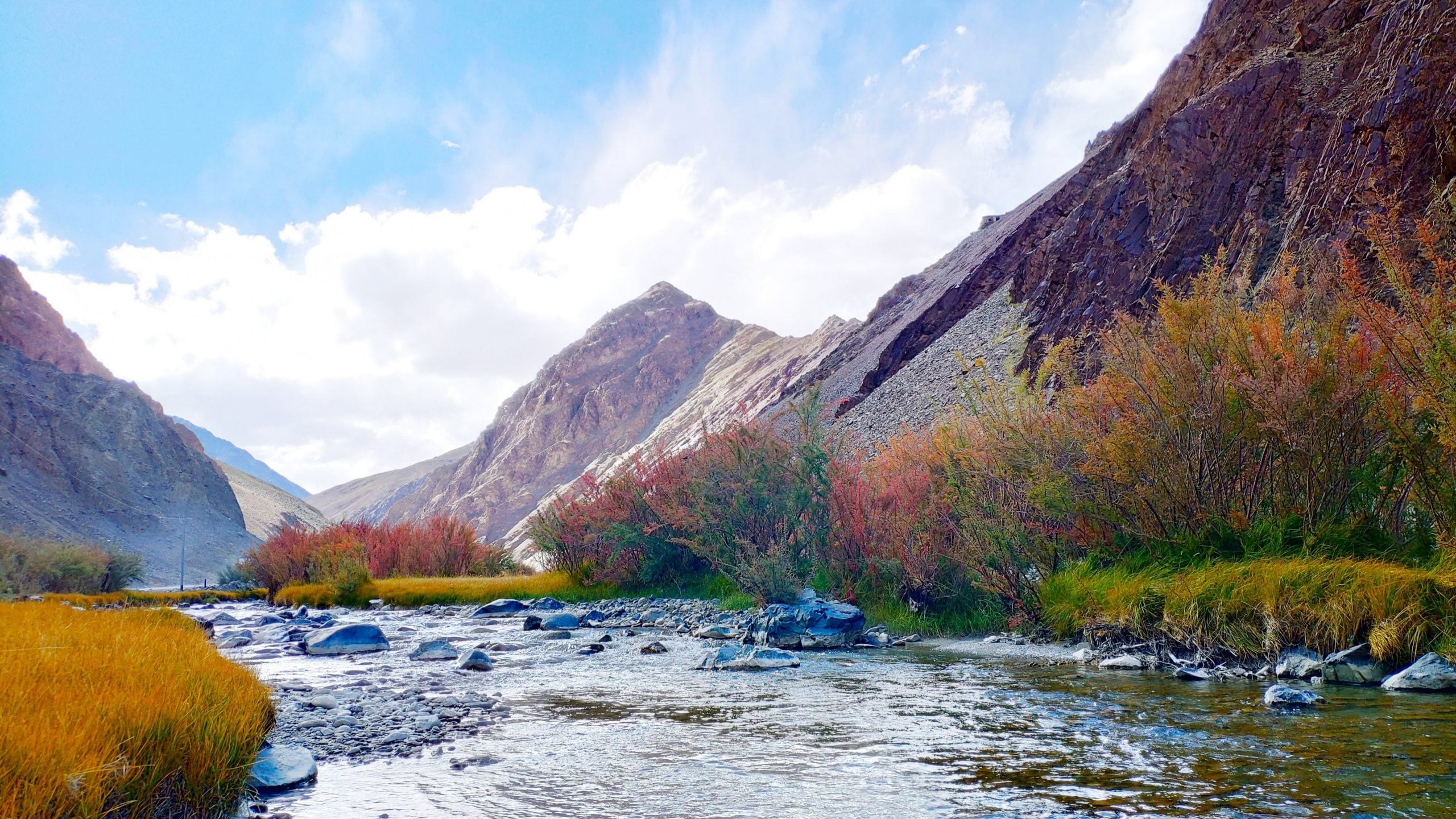 Between which mountain ranges is the Kashmir valley situated?