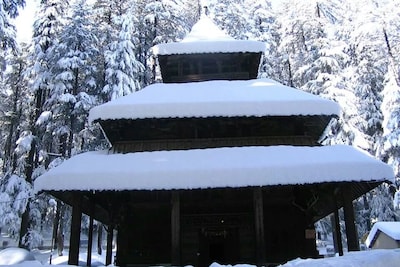 A Traveller’s Guide to Pagoda Shaped Hadimba Devi Temple, Manali