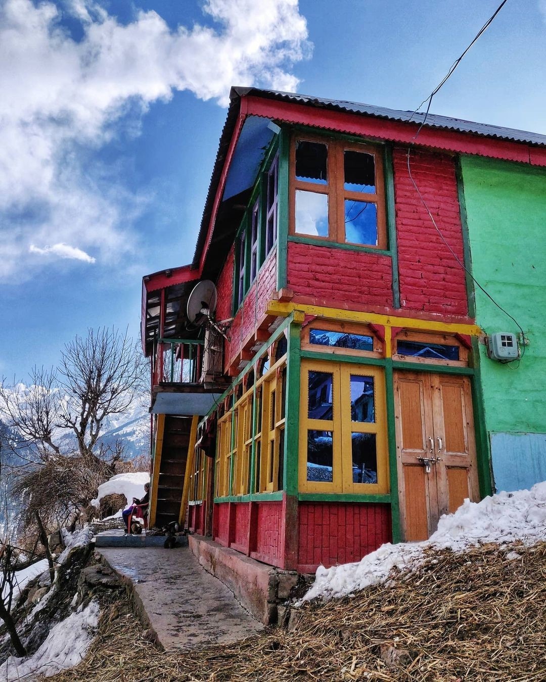 When such amazing traditional houses in Himachal inspires you to keep travelling to this beautiful state.📸 - @boundlessdesires #himachal #travel #veenaworld
