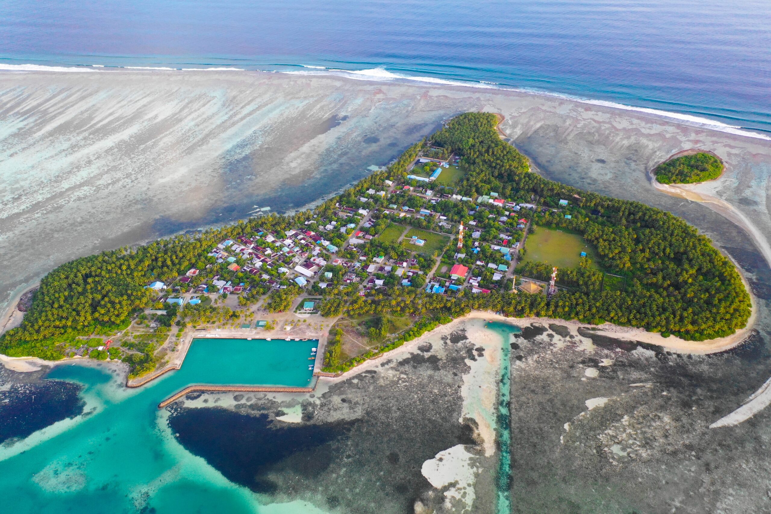 How many islands are there in the Maldives?