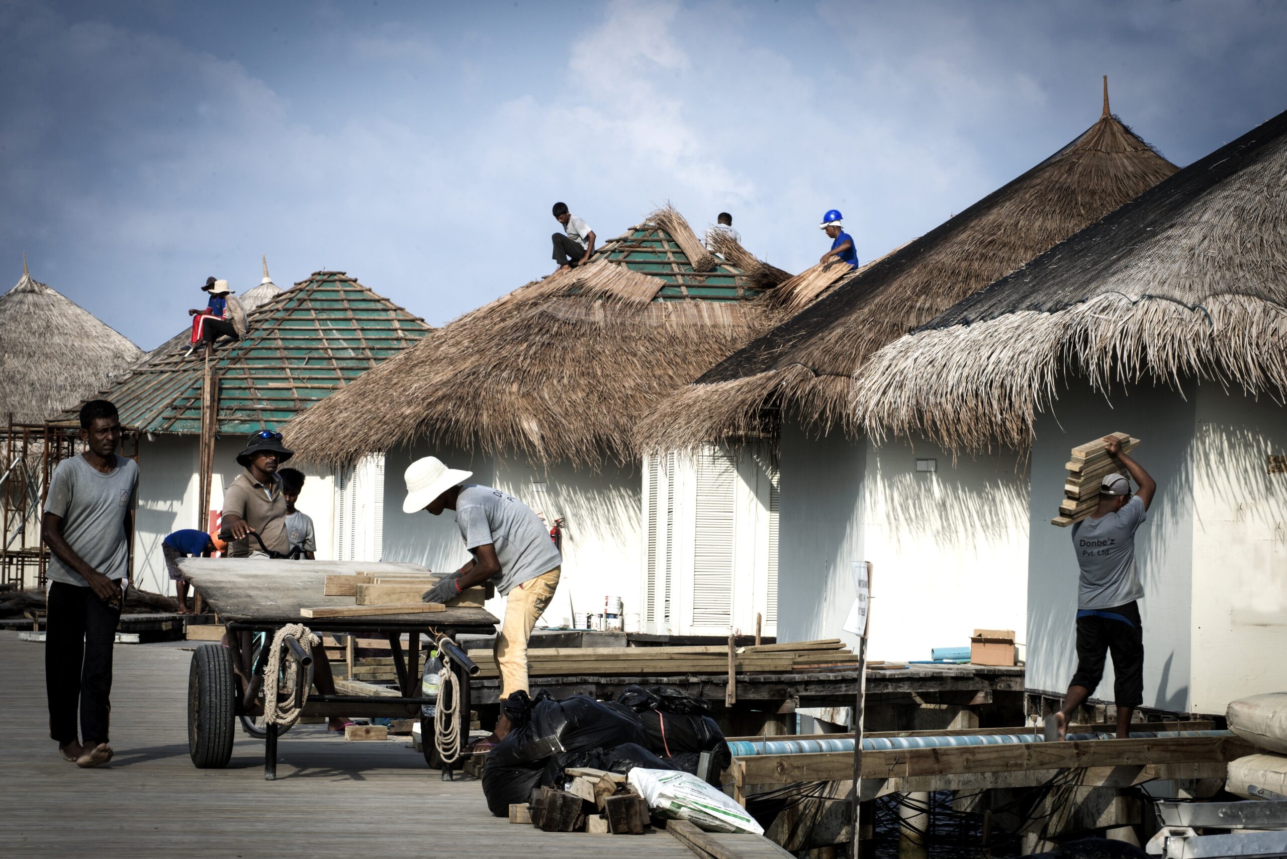 Who were the first settlers in the Maldives?