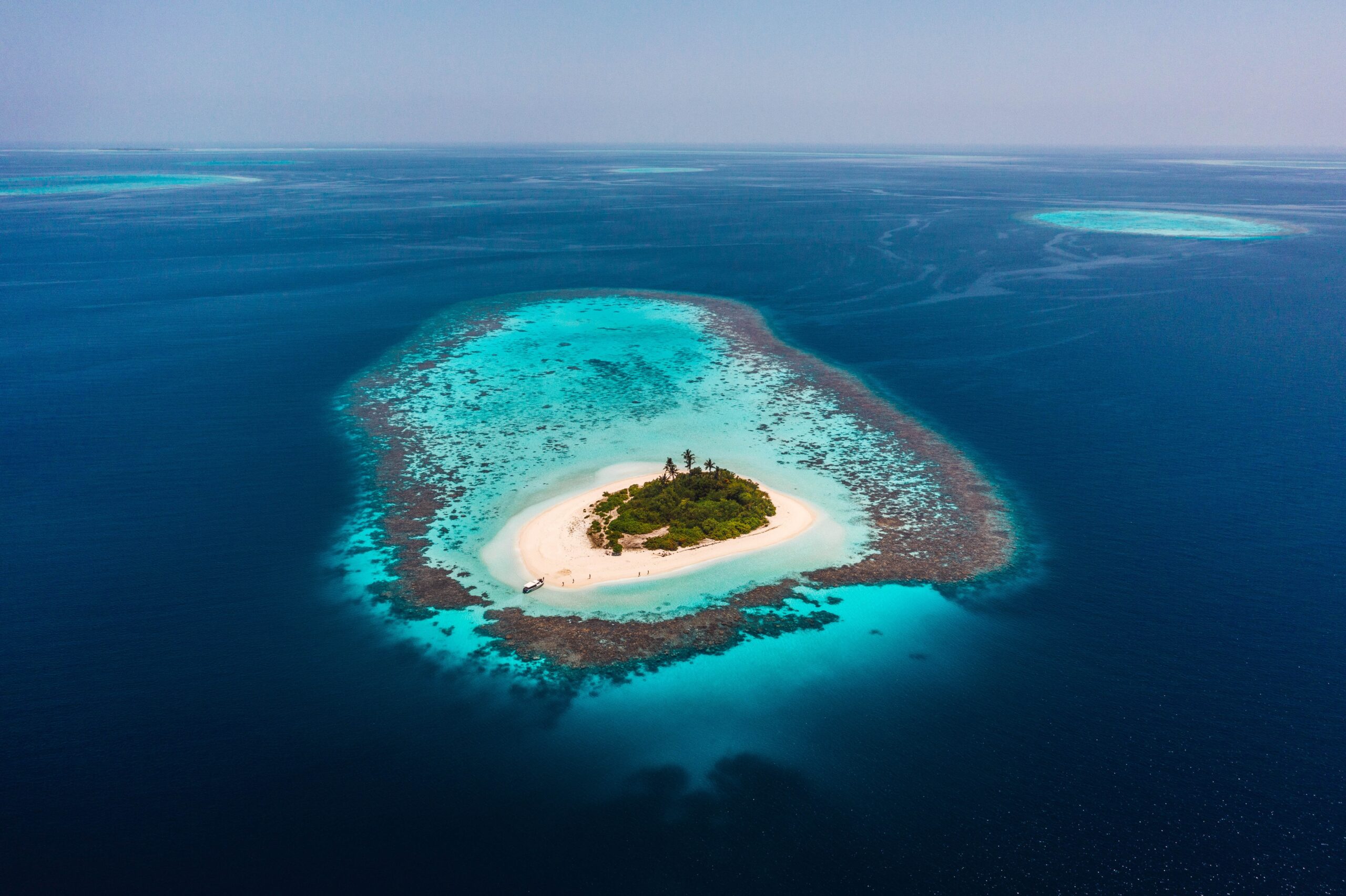 Which Ocean surrounds the Maldives?