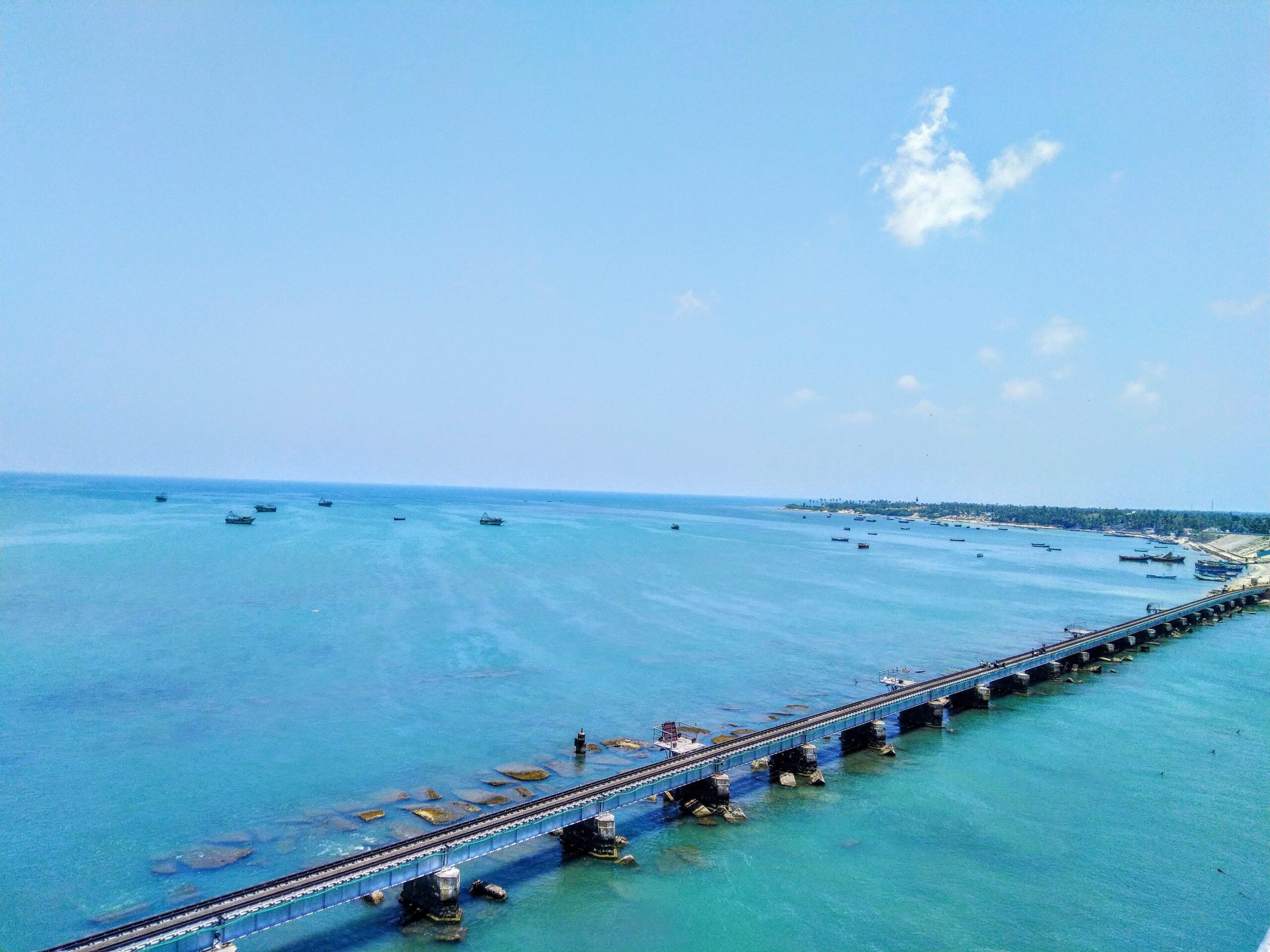 Which is the iconic Indian bridge featured in Chennai Express?