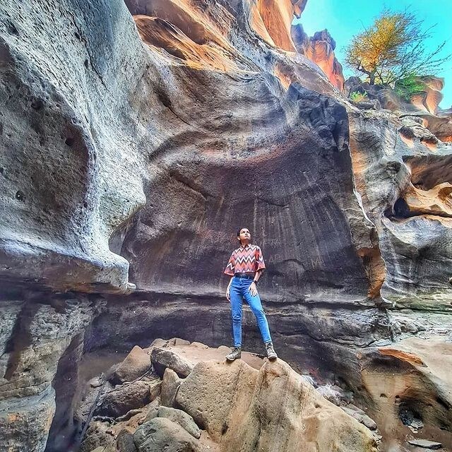 Did you know that India has a canyon in Bhuj? This sandstone gorge in Gujarat is said to be 1.25 Lakh years old. Isn’t this just incredible?📸 by @gauri_on_travelmode #canyon #gujarat #veenaworld