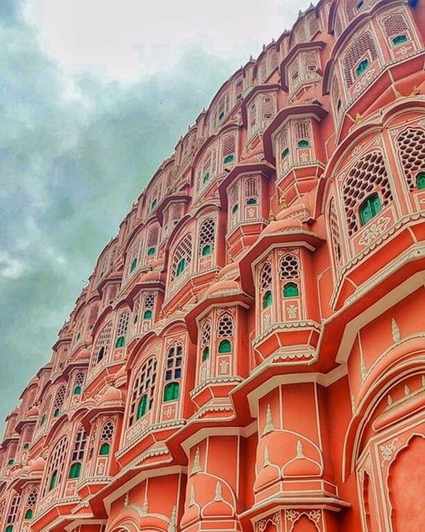 The gorgeous Hawa Mahal, captured by Tour Manager @vihar_thakur007 #hawamahal #rajasthan #veenaworld