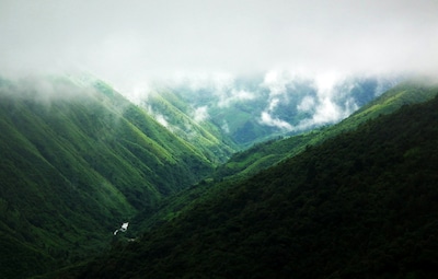 Meghalaya’s Majestic Waterfalls: A Cascading Paradise