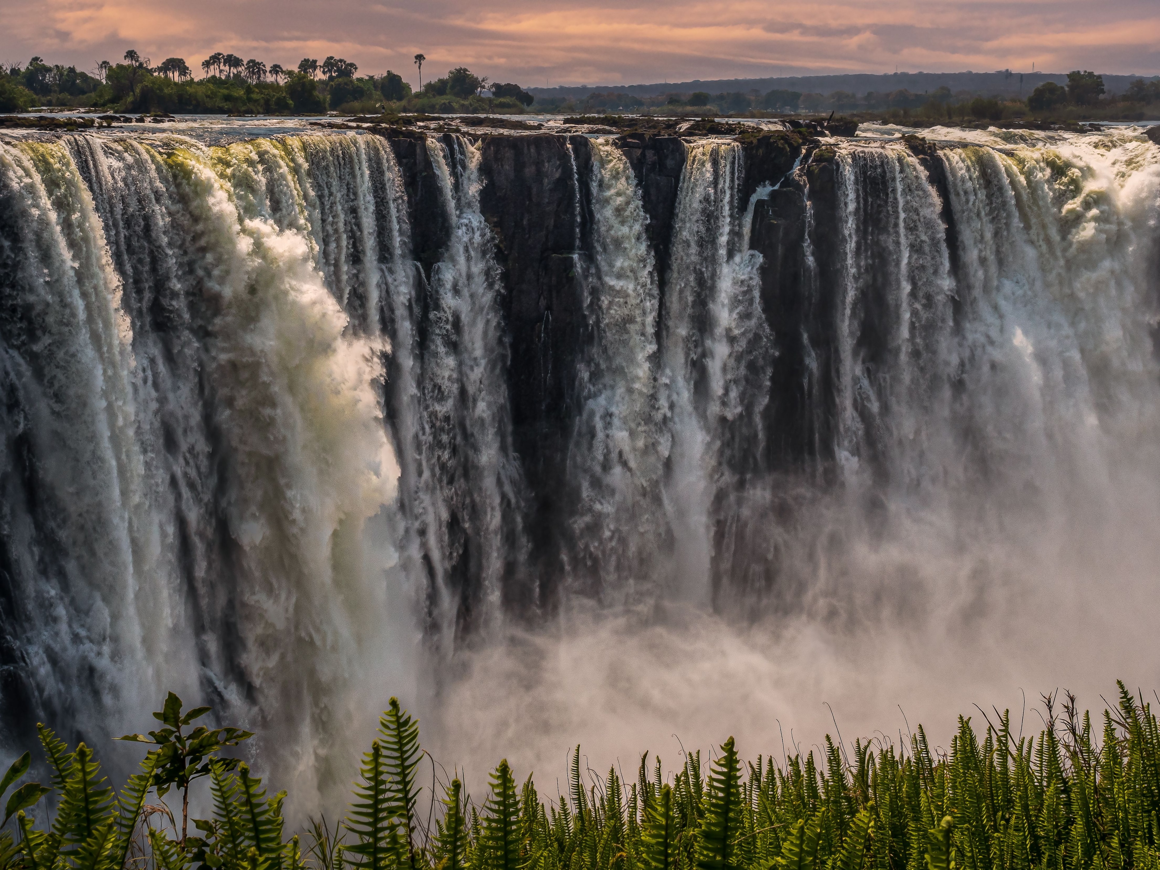 Explore Victoria Waterfalls in Zimbabwe