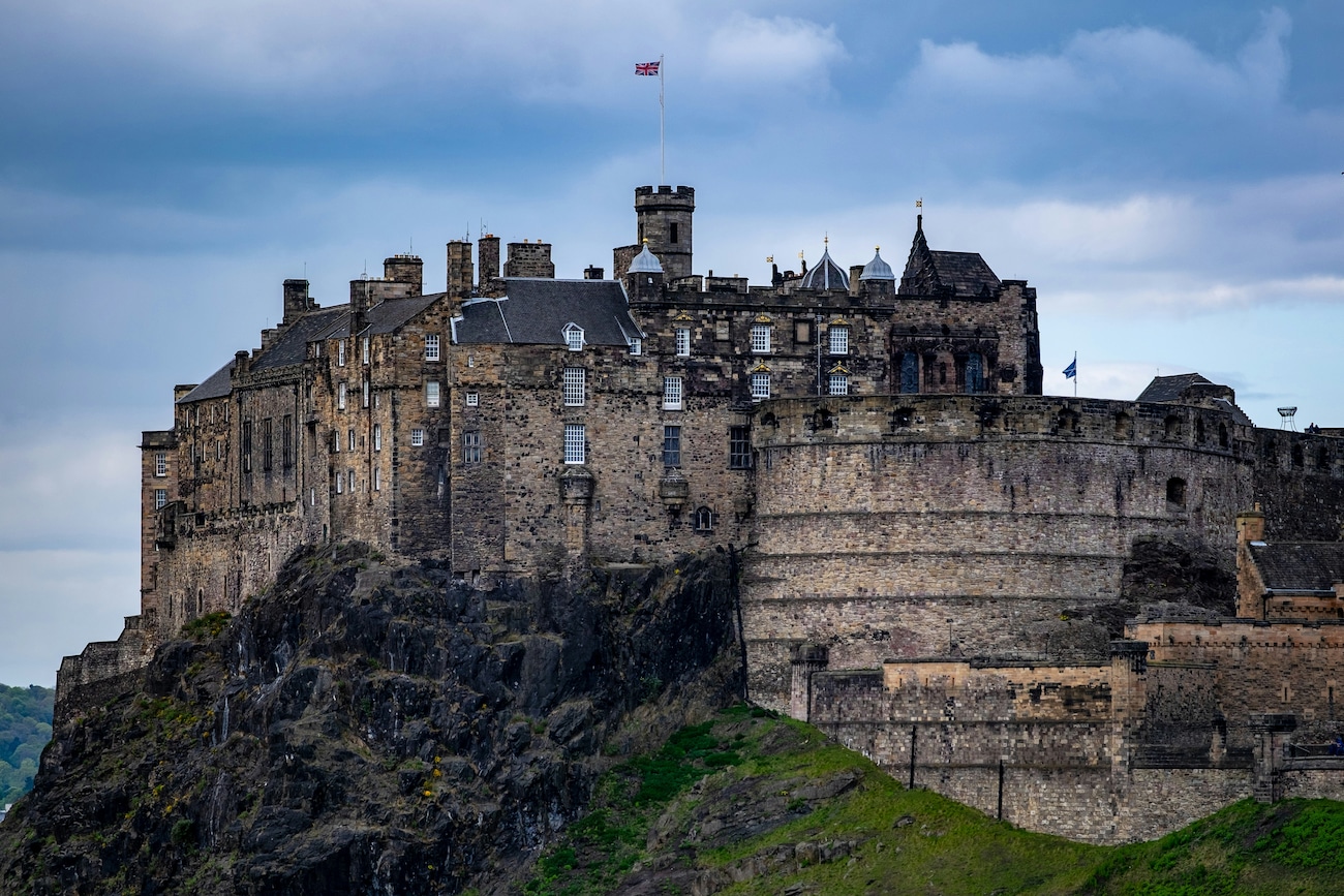 Top 10 Places to Visit in Edinburgh You Can't Miss
